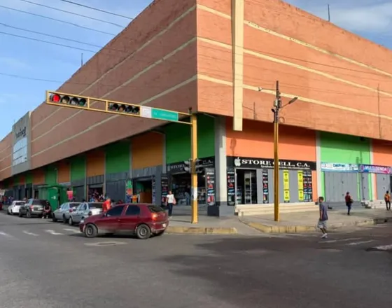 Local Comercial C.c. Gran Bazar Lara. Y/f