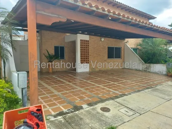 Townhouse En Las Trinitarias Lr Carretera San Diego Yagua Con Planta Electrica Y Pozo De Agua Areas Comunes Para El Disfrute Familiar Piscina Parrillera Entre Otros 