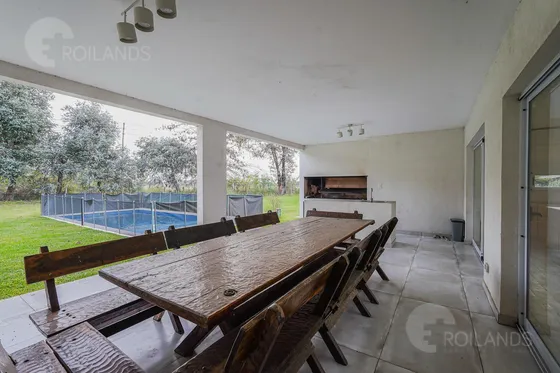 Venta Casa 4 Ambientes Con Jardín Y Pileta En Medal Country Club