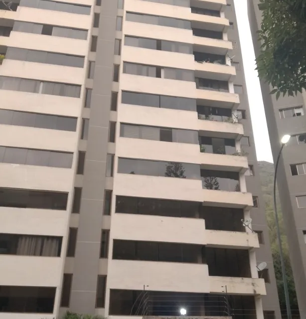 Se Alquila Amplio Y Cómodo Apartamento En La Urbanización Terrazas Del Ávila. Az. 