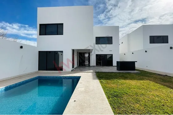 Casa En Real Del Nogalar Con Alberca, Jardín Y Recámaras Con Vestidor