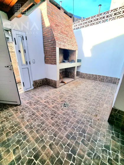 Casa En Venta De Pasillo 2 Dormitorios Reciclada Con Patio