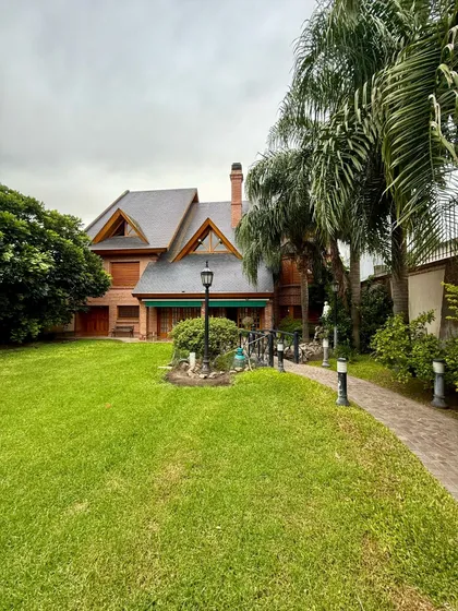Chalet En 3 Niveles , 6 Amb. Con Piscina Cubierta Climatizada !!! Financia Dueño !!!
