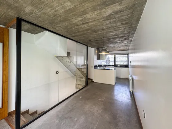 Casa Tipo Triplex De 2 Dormitorios Con 2 Cocheras Y Terraza