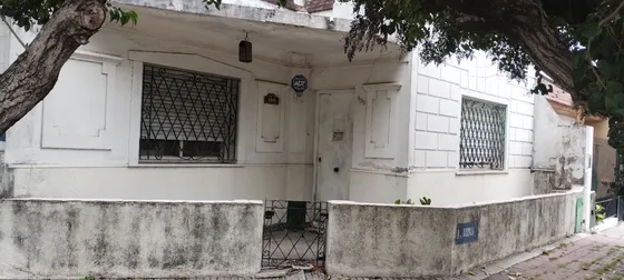 Casa Tipo Chalet Americano En Hermosa Esquina De Temperley Dos Entradas,  Dos Cocheras, Terraza Y Apta Para Construir Primer Piso