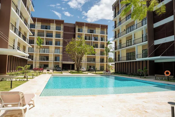 Apartamento Amueblado Con 2 Habitaciones, Ascensor Y Club De Playa De Venta En Green One Playa Dorada!