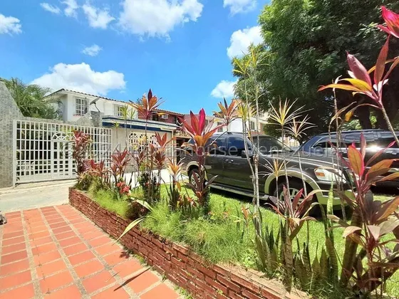 Acogedora Apartoquinta De 107 M² Más 20 M² En Ampliaciones Y Tine Platabanda Que Permitiria Construir Otros 30 M² Adicionales, Ubicada En Conjunto Cerrado De Solo 6 Casas En La Urb Sabana Larga,