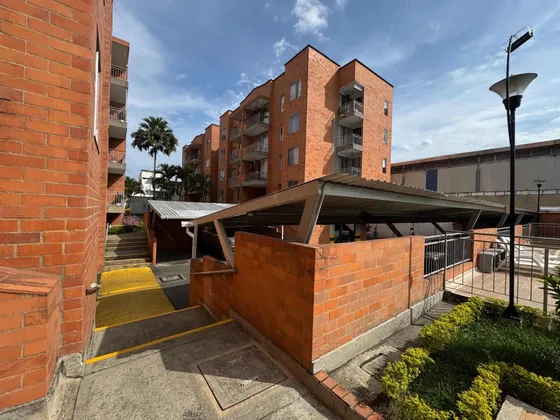 Amplio Apartamento En Primero De Mayo Con Parqueadero Propio