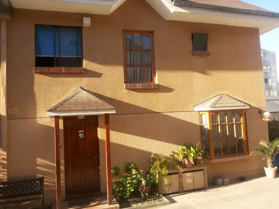 Casa En Cond La Florida, 4d Y 3b Pieza Servicio, 2 Estac