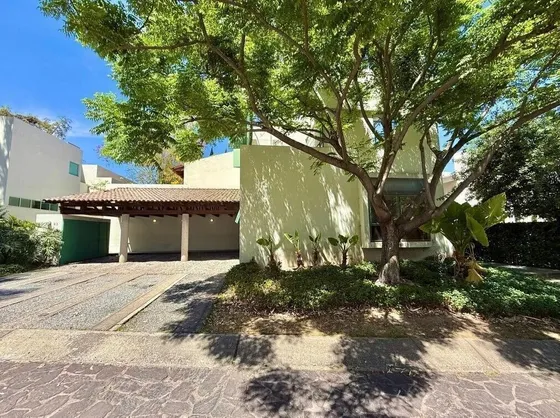 Amplia Residencia En Venta En Coto Versalles En Valle Real