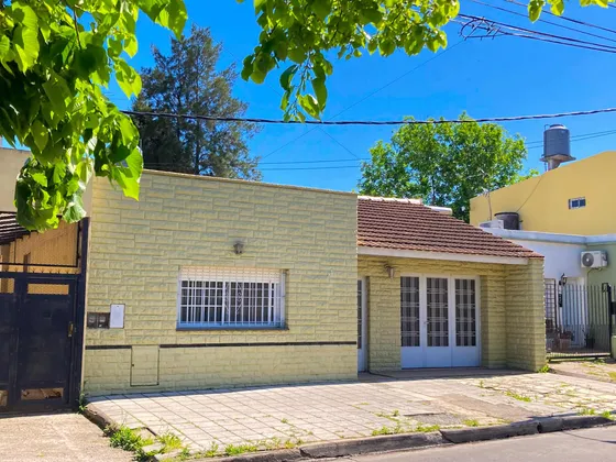 Venta Con Renta En Monte Grande.