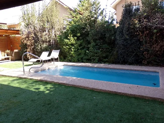 Casa En Venta De 4 Dorm./estacionamiento Techado/piscina!!