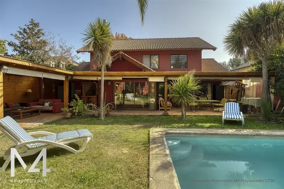 Casa En Venta De 5 Dorm. En Peñalolén