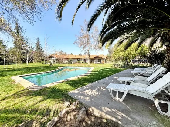 Casa En Venta De 5 Dorm. En Colina