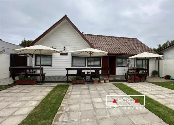 Casa De 4 Dormitorios Y 3 Baños En Laguna De Zapallar