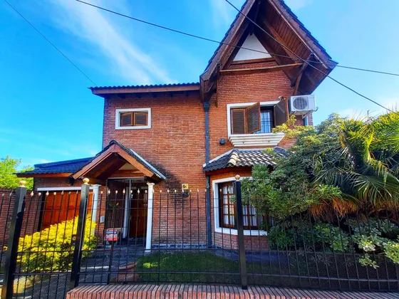 Casa En Venta - 3 Dormitorios 2 Baños - Castelar