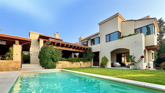 Casa En Venta De 6 Dorm. En Las Condes