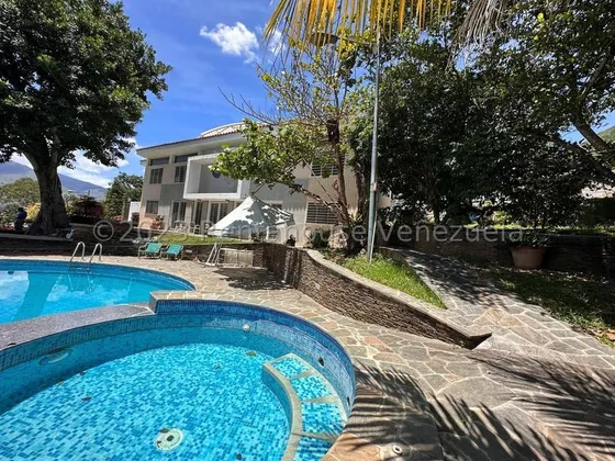 Lujosa Y Amplia Casa Con Diseno Arquitectonico, La Misma Cuenta Con 5 Habitaciones, 5 Banos, Sala, Comedor, Cocina, Casa De Tres Niveles, 6 Puestos De Estacionamiento, Piscina,