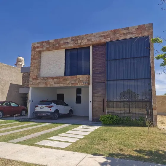 Casa Moderna Con Jardín Y Terraza En Zona Tranquila