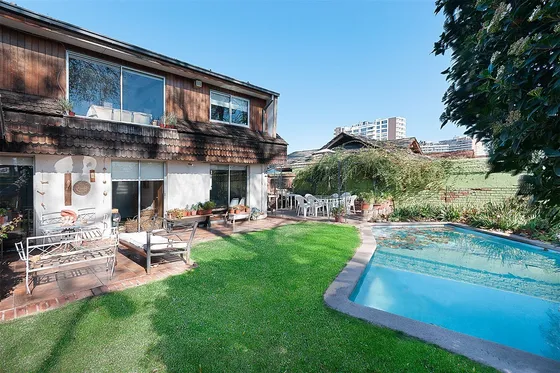 Casa En Venta En Las Condes. 3 Dorm. Gran Jardín. 