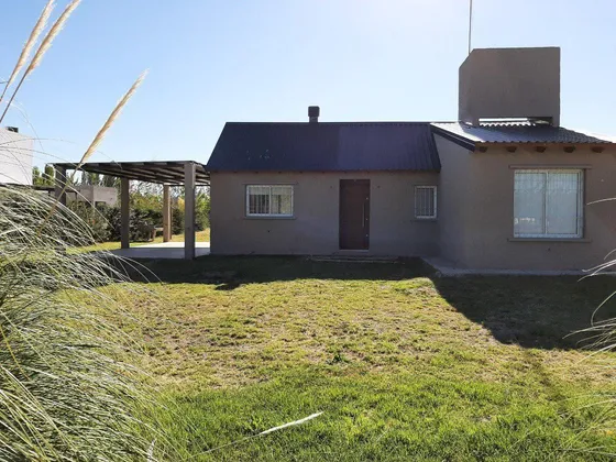Casa En Venta - 2 Dormitorios 2 Baños - Cocheras - 1.000mts2 - San Rafael 