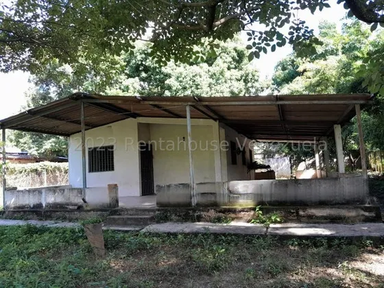 María Valera Vende Casa En Cabudare, Amplio Terreno Con Bienhechurías De Uso Residencial Para Remodelar A Tu Gusto, Cómodas Habitacones, Amplio Espacio Para Estacionamiento, Cerca A Vías Principales.