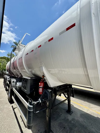 Carreta Tanque Combustível 50.000 L 4° Eixo