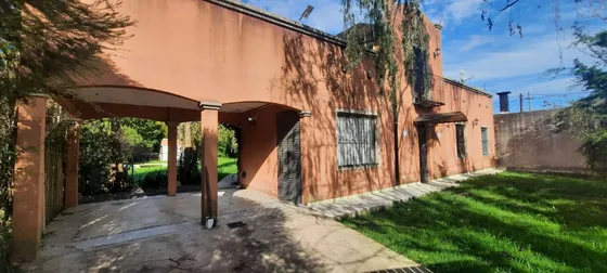 502 B E/ 4 Y 5: Vendemos Casa En Villa Castells Sobre Lote De 20x40. 4 Dormitorios, Gran Parque Y Pileta