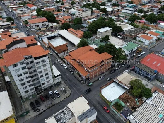 Maikelly Zabala Vende, Buen Edificio Comercial Ubicado En Zona Centro Barquisimeto, Cuenta Con 4 Locales Comerciales, Oficinas, Tanque Subterráneo, Mz