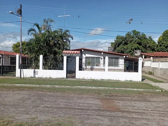 Se Ofrece En Alquiler Vacacional Hermosa, Comoda Y Acogedora Casa Ubicada En La Urbanizacion Los Apamates De Los Canales De Rio Chico