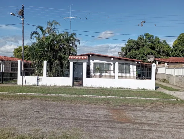 Se Ofrece En Alquiler Vacacional Hermosa, Comoda Y Acogedora Casa Ubicada En La Urbanizacion Los Apamates De Los Canales De Rio Chico
