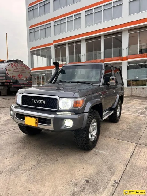 Toyota Land Cruiser 70 4.0