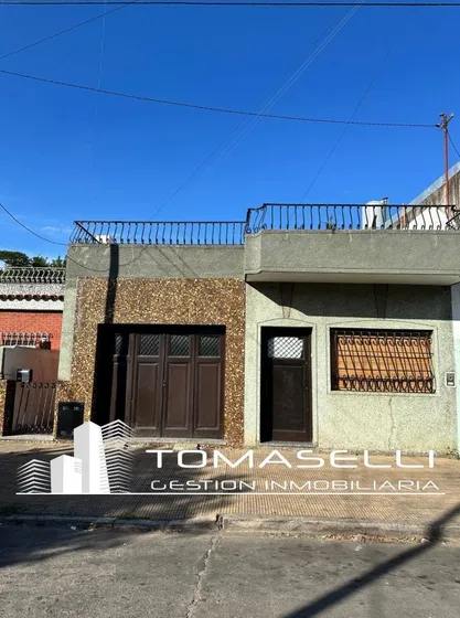 Venta - Casa 3 Ambientes, Con Amplio Parque - Sobre Lote De 375 M2