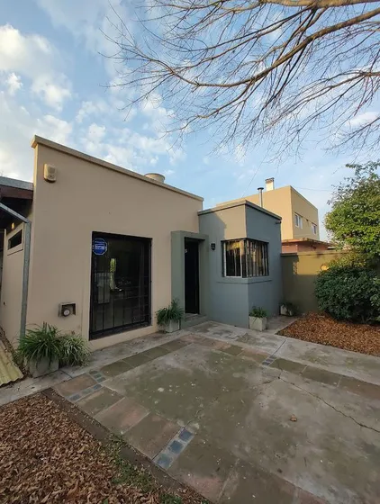 Casa En Venta Villa Castells  Gonnet 1 Dormitorio Lote 10x32.5 Impecable Proyecto Ampliación