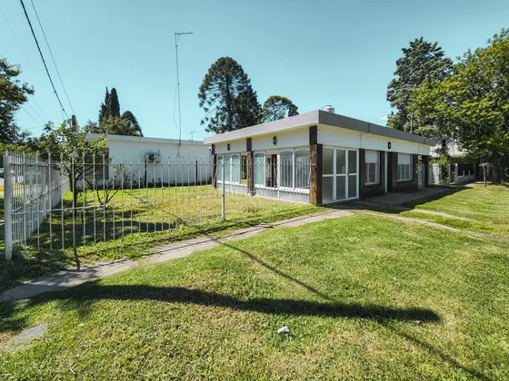 Terreno Comercial Con Casa De 1 Dormitorio, En Una Esquina Preciada De Funes