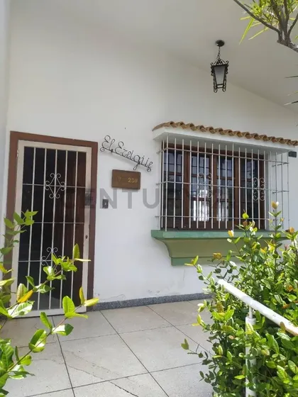 Century 21 Inmobiliaria A-1 Vende Casa En La Viña