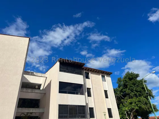 Maritza Lucena Vende Amplio Y Cómodo Apartamento En Cabudare, Privado Con Vigilancia 24/7, Cocina Con Tope De Granito, Ventanas Panorámicas, Piso De Cerámica.