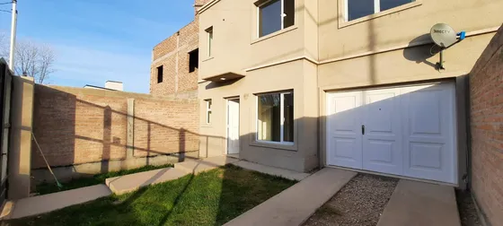 Alquilo Duplex 2 Dor. C/ Patio Y   B° Ayres Del Limay