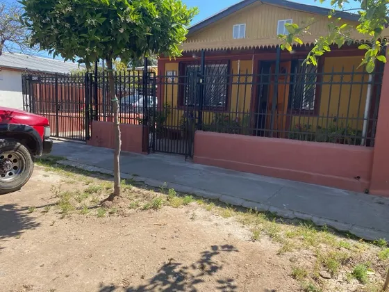 Casa En Venta De 2 Dorm. En Estación Central