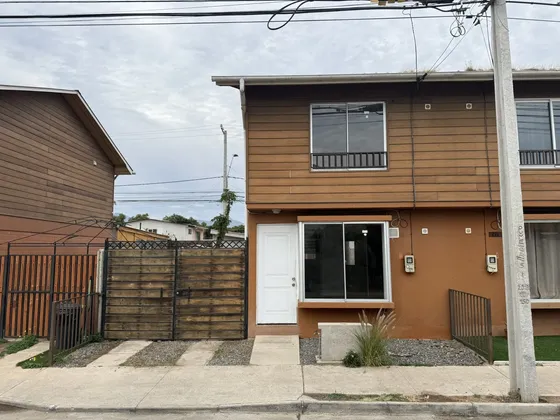 Rzse Vende Hermosa Casa De 2 Pisos En Condominio Génova.