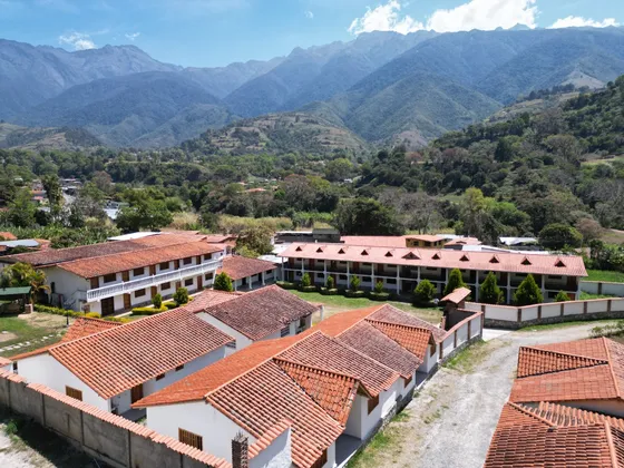 Se Vende Gran Hotel En Plena Carretera Trasandina En Los Llanitos De Tabay, Estado Mérida