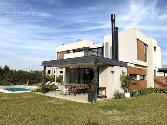 Casa En Venta Con Exclusivo Diseño! Increíble Parque Y Piscina. - El Cantón