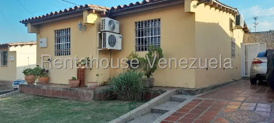 Casa En Venta Cabudare Av Intercomunal Codigo 2 5 1 5 5 1 1 Mildred Ofreciendo Espacios Amplio Con Concepto Abierto Entre Cocina Y Sala Modernos Vigilancia Privada Y Conjunto Con Areas De Recreacion