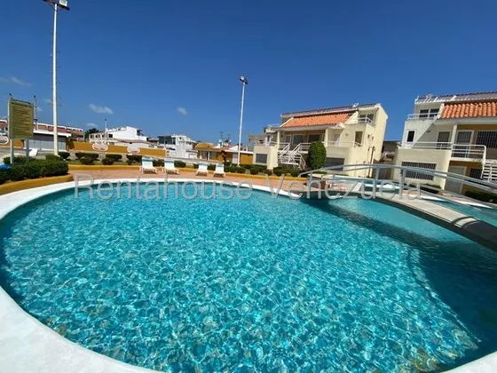 Jip 25-14467. Rent-a-house Vende Apartamento Duplex 70 Mts2, Totalmente Equipada, 2 Hab, 2 Baños, Terraza Privada, Piscina. En Urb. Flamingo.