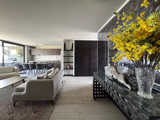 Amoblado 2d+2b+2e. Piscina + Gym. Walk-in-closet. Parrilla