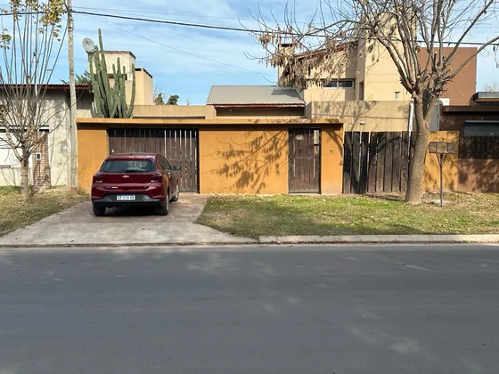 Casa 3 Dormitorios Ibarlucea - Pileta- Cochera