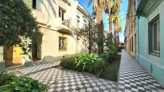 Casa Patrimonial De 211 M2 C/patio En Pasaje Adriana Cousiño
