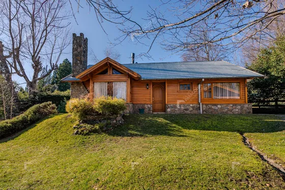 Hermosa Casa De 4 Ambientes + Quincho Y Cochera En Venta En Barrio Altos Del Chapelco, San Martín De Los Andes, Neuquén, Patagonia Argentina