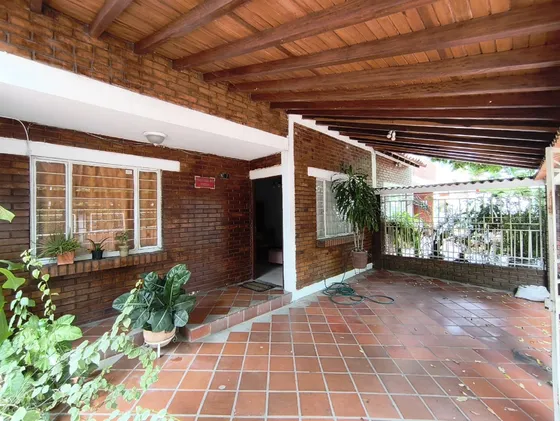 Casa En Venta En Avenida Libertadores. Cod V28561