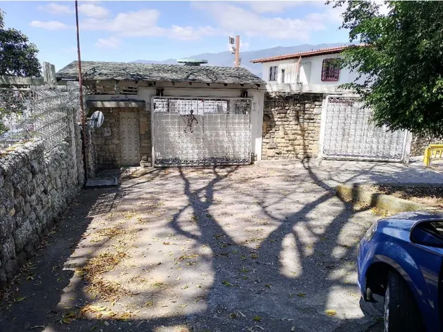 En Alquiler Casa En Colinas De Los Chaguaramos, Totalmente Amoblada